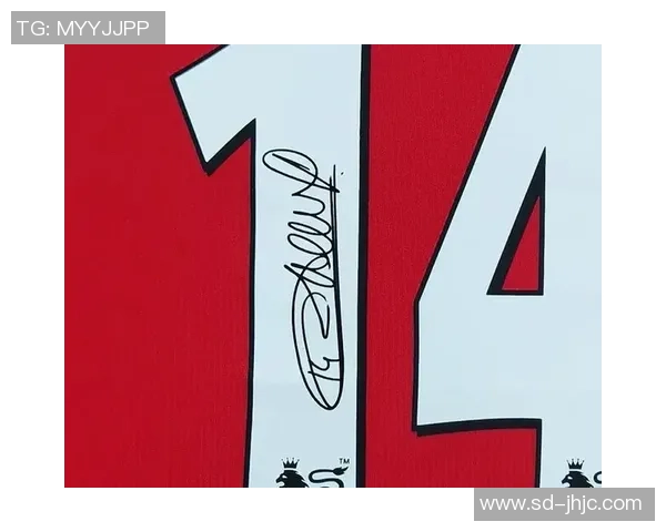 足球明星亲自送球衣给粉丝传递热爱与梦想的温暖时刻 足球明星亲自送球衣给粉丝传递热爱与梦想的温暖时刻