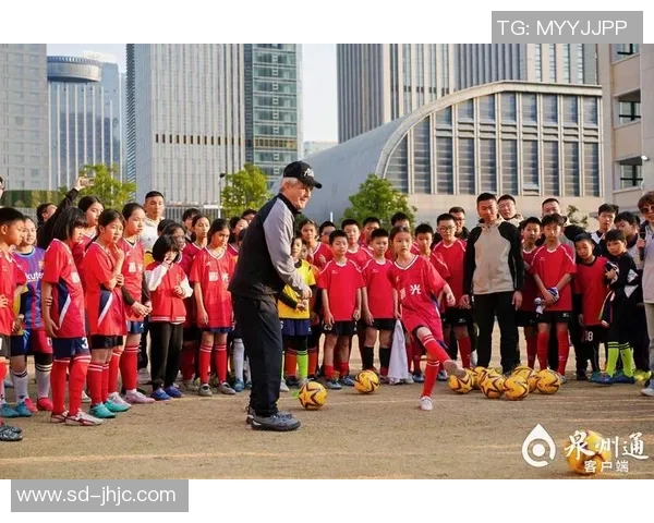 足球明星魅力瞬间独特展示让你领略他们的风采与激情 足球明星魅力瞬间独特展示让你领略他们的风采与激情