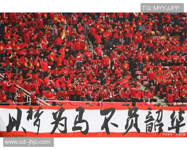 足球明星亲笔签名赠予球迷的珍贵瞬间与背后的感人故事